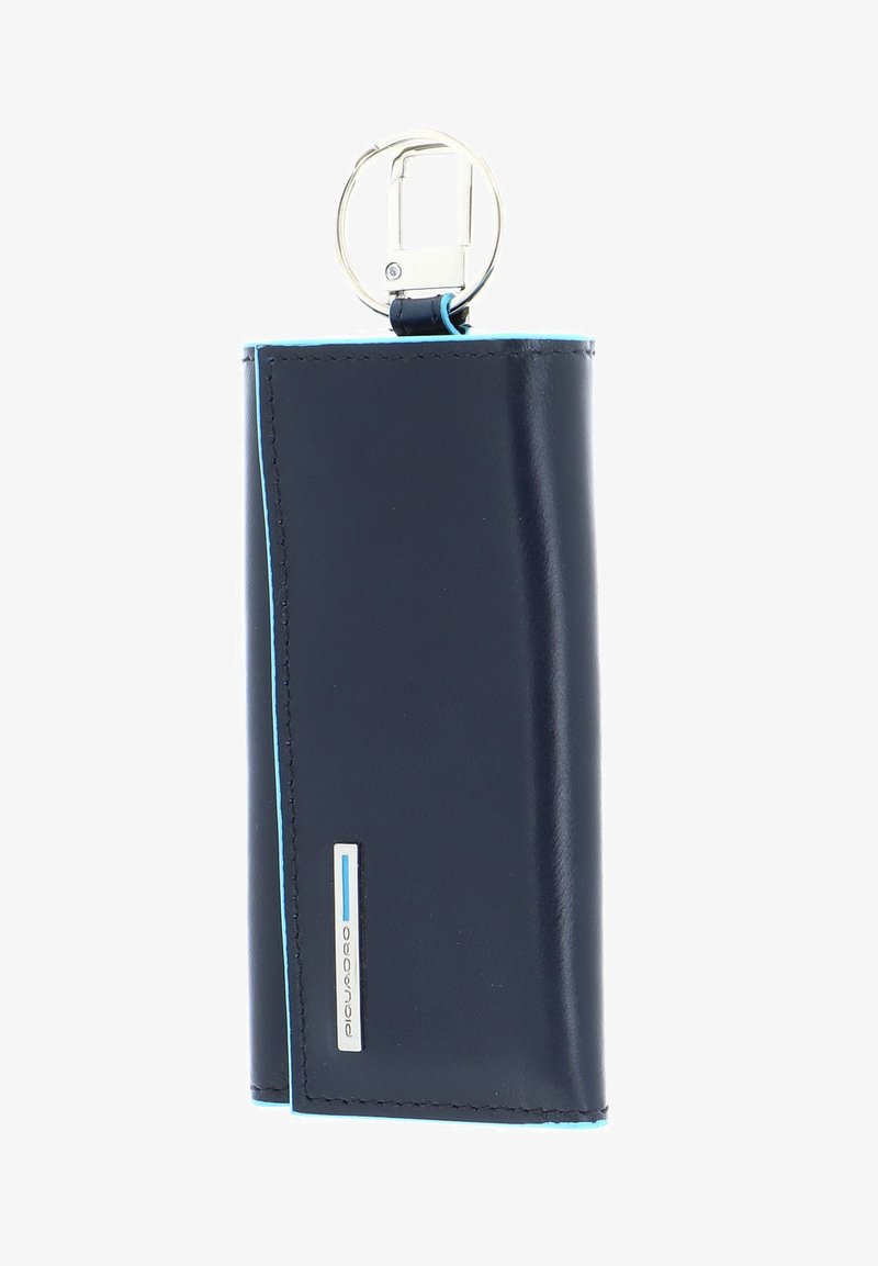Marine leren portemonnee met een glanzende afwerking, voorzien van blauwe stiksels, een sleutelhangerbevestiging en een zilveren merklabel aan de zijkant.