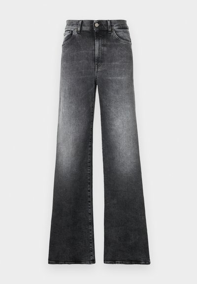 Platus kojas džinsai gradiento pilkos spalvos džinsinio audinio, su mygtuko užsegimu, penkiais kišenėmis ir išblukusia tekstūra.