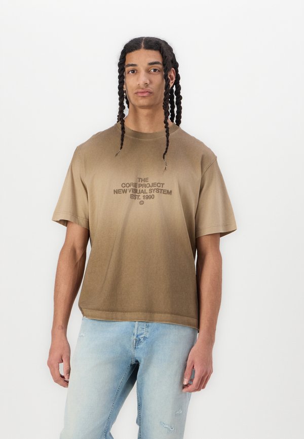 JCOHORIZON FADE SPRAY TEE CREW NECK - Print T-shirt - desert taupe