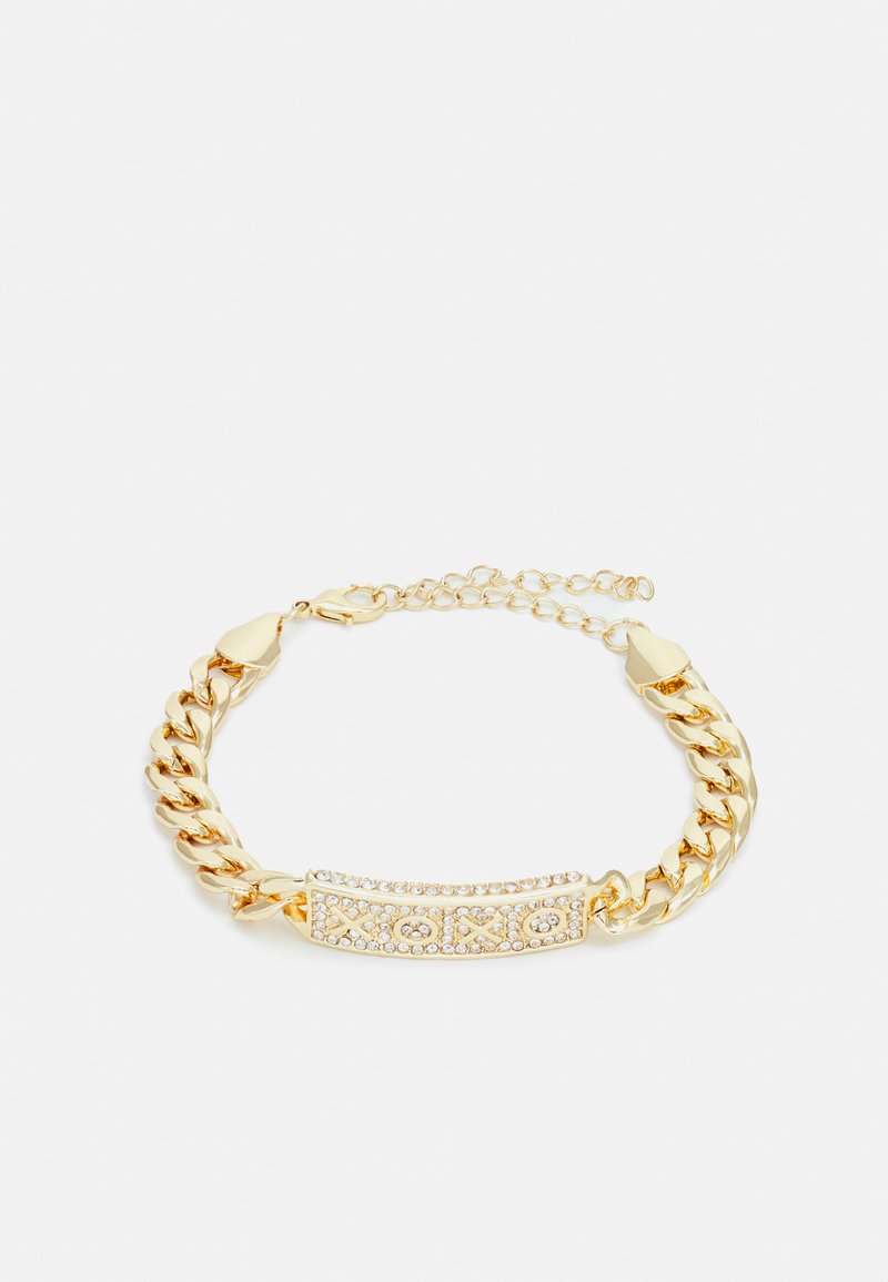 Zlato obarvana zapestnica z masivnim verižnim dizajnom in pravokotnim središčem, okrašenim s prozornimi rhinestones, teksturirano površino in nastavljivo spono.