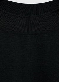 Maglione nero con collo a costine, caratterizzato da un tessuto testurizzato. Il design complessivo è semplice e senza cuciture, senza motivi o adornamenti visibili.