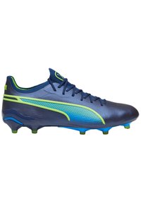Crampon de football avec un empeigne bleu foncé, des accents vert fluo, une surface texturée et des crampons multicolores pour une adhérence sur l'herbe.