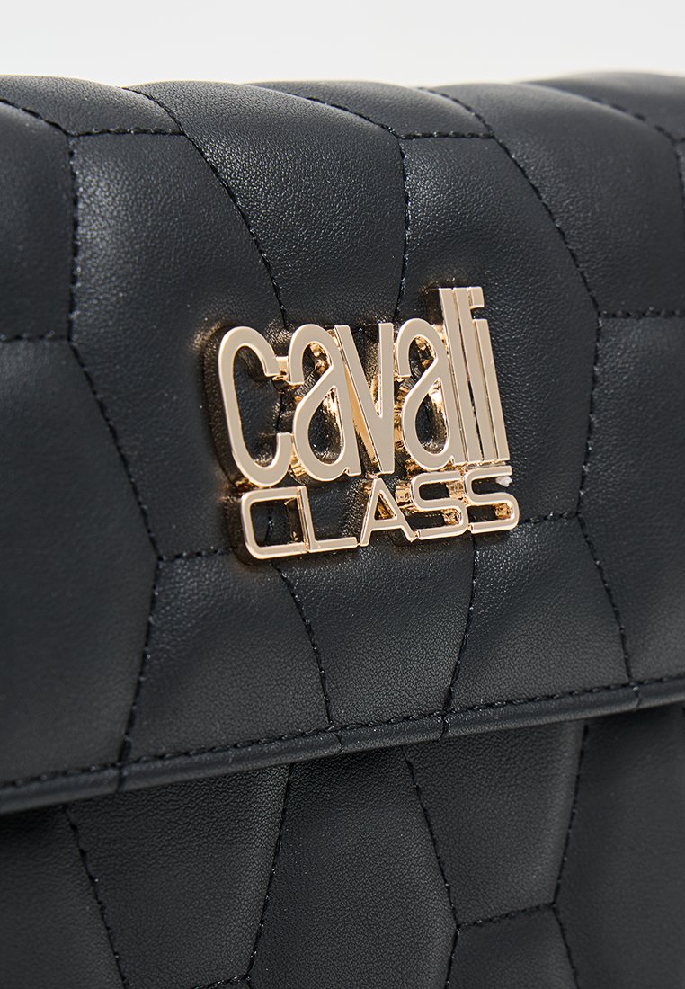 Bolso de cuero negro acolchado con el logo metálico dorado "cavalli CLASS" en la tapa frontal.