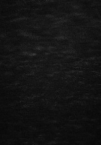 Schwarzer Stoff mit strukturierter Oberfläche, der ein dezentes Muster aus unterschiedlich schattierten Farben aufweist. Das Material wirkt leicht und atmungsaktiv.