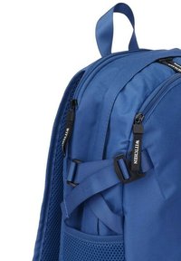 Blauer Rucksack aus strukturiertem Material, mit doppeltem Reißverschluss, verstellbaren Trägern und einer Netztasche an der Seite für zusätzlichen Stauraum.