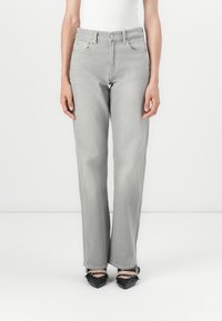 Jeans en denim gris avec une coupe droite, dotés de poches avant et d'une fermeture à bouton à la taille. Texture lisse et détails minimaux.