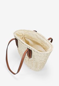 Bolsa de paja tejida con asas de cuero marrón, forma estructurada y un interior forrado en beige que cuenta con un bolsillo deslizante.