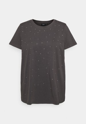T-shirt gris foncé à manches courtes avec de petits clous argentés dispersés, col rond et coupe décontractée.