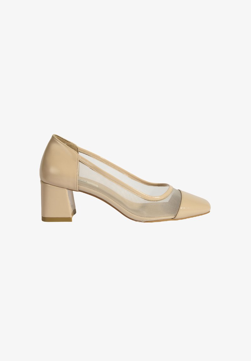 Escarpin en cuir verni beige avec une partie en maille translucide sur le côté, bout rond et talon bloc. Texture lisse avec des accents minimalistes et un design épuré.