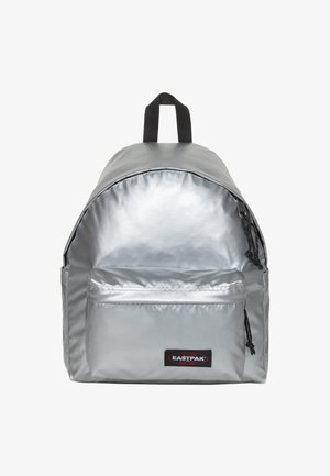 Sac à dos Eastpak en argent avec poche zippée à l'avant, poignée tissée noire et tirettes de fermeture éclair noires sur fond blanc.