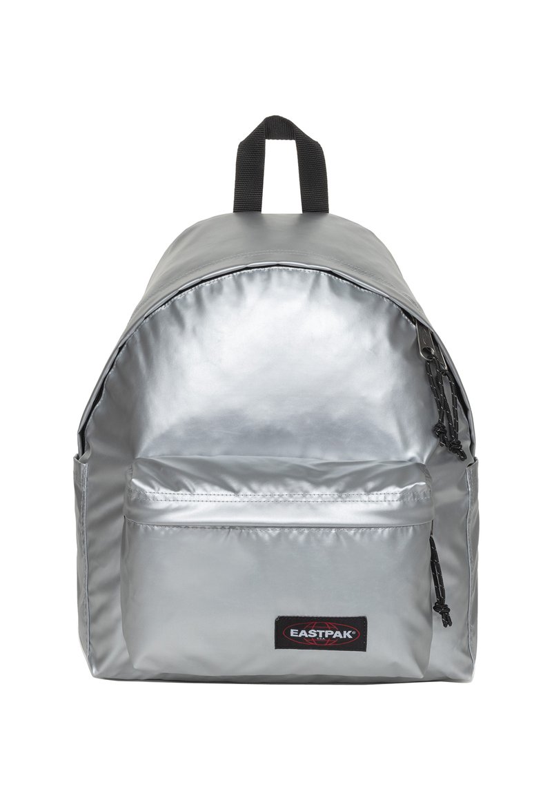 Zaino Eastpak argento con tasca frontale con zipper, manico intrecciato nero e zip nera su sfondo bianco.