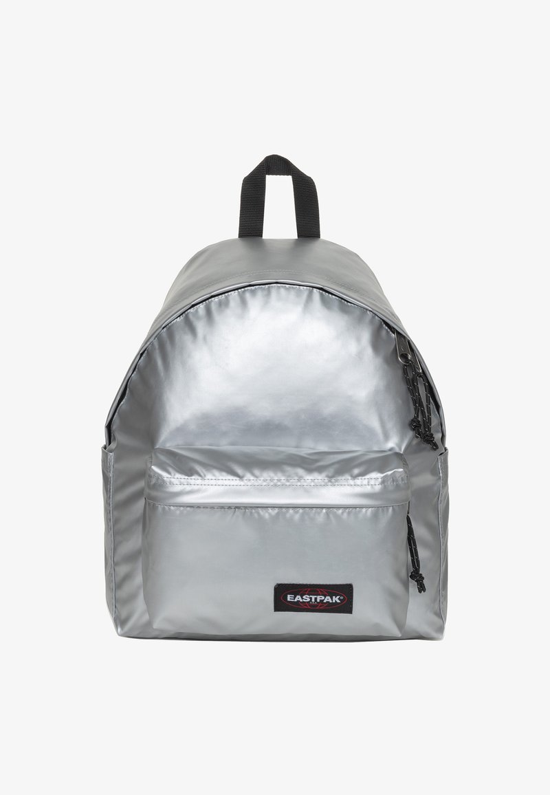 Zaino Eastpak argento con tasca frontale con zipper, manico intrecciato nero e zip nera su sfondo bianco.