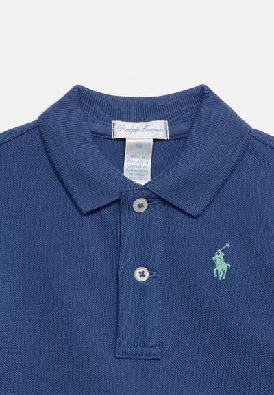 Μπλε γιακάς από πόλο Ralph Lauren με δύο κουμπιά και πράσινο κεντημένο λογότυπο παίκτη πόλο στο στήθος.