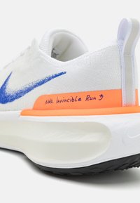 Nike Performance ZOOMX INVINCIBLE RN Scarpe da corsa su strada