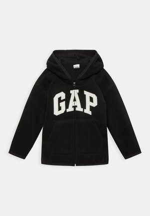 Schwarzer Kapuzenpullover mit Reißverschluss, großem weißem "GAP"-Logo auf der Brust und Kängurutasche vorne, flach auf einen weißen Hintergrund gelegt.