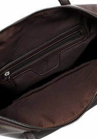 Rudos odos rankinė su užtrauktuko kišenėle ir dviem atviromis skyriais, pasižyminti lygiu tekstilės pamušalu ir minimaliais siuvimo detalėmis.