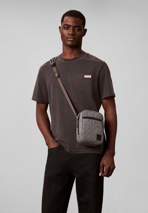 Calvin Klein, EMBLEM REPORTER - Schoudertas - grey