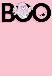 Un fond rose avec un grand texte noir "BOO." Un ours rose, enveloppé de bandages blancs, jette un coup d'œil, affichant un accent arc-en-ciel à sa taille.