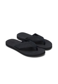 Des tongs noires avec une semelle lisse et plate et des lanières texturées. Le design comprend des détails de couture subtils et une semelle intérieure douce.