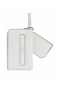 Portefeuille en cuir blanc de forme rectangulaire, avec fermeture à glissière et une bandoulière étroite. Comprend une étiquette métallique et une étiquette attachée.