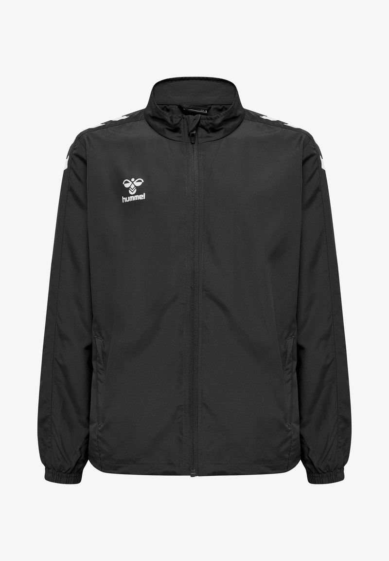 Svart vindjacka med hög krage, fullständig dragkedja framtill, elastiska ärmslut och vit logotypdetalj på bröstet. Slät, lättviktig tyg.