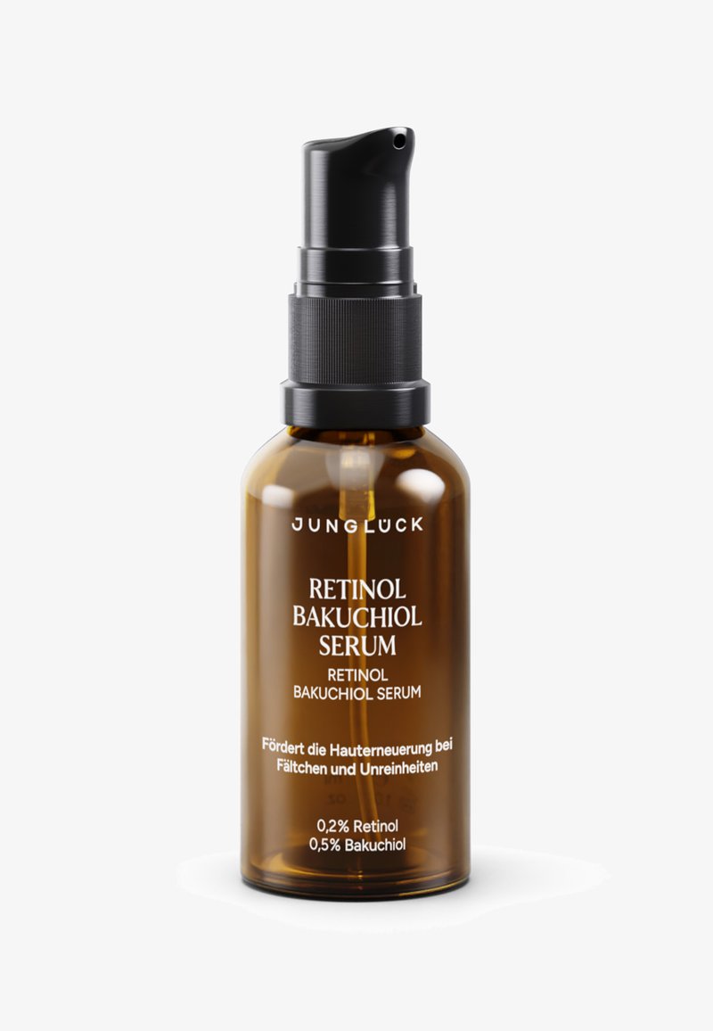 Bernsteinfarbene Glasflasche mit einem schwarzen Pumpspender. Weiße Etiketten mit dem Text "Retinol Bakuchiol Serum" und einer Liste der aktiven Inhaltsstoffe.