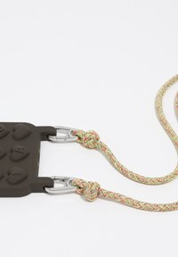 Etui na telefon z silikonu w ciemnym brązie, ozdobione teksturowanymi wzorami serc. Zawiera wielokolorowy pleciony pasek z metalowymi klipsami do przypięcia.