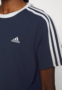 adidas Sportswear ESSENTIALS 3 STRIPES  - Potiskana majica - legend ink/white