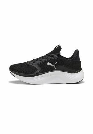 Sort-hvid Puma løbesko med strikket overdel, snørelukning, polstret mellemsål og Puma-logo på siden.