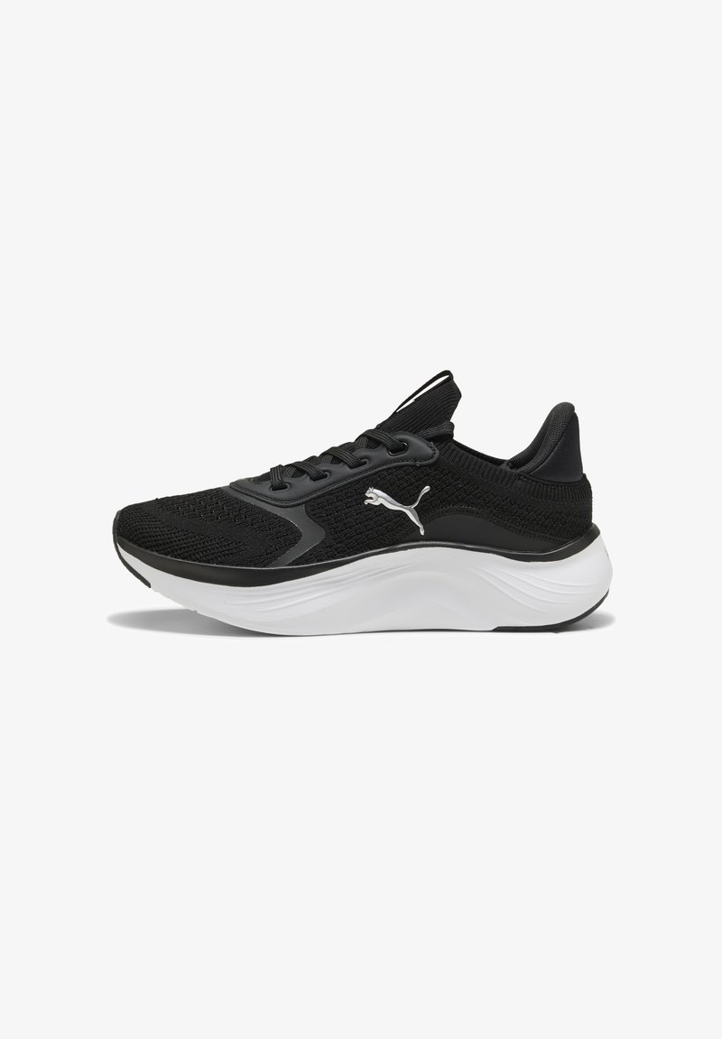 Δίχρωμο μαύρο και άσπρο αθλητικό παπούτσι Puma για τρέξιμο με πλεκτό επάνω μέρος, δέσιμο με κορδόνια, επενδεδυμένη μεσόσολα και λογότυπο Puma στο πλάι.