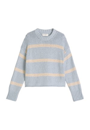 Lichtblauwe gebreide trui met brede crème horizontale strepen, geribbelde manchetten en kraag, en een ronde hals.