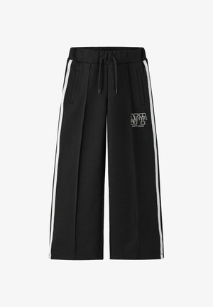 Zwarte sweatpants met brede pijpen, witte zijstrepen, een verstelbare tailleband en voorzakken. Bevat de tekst "NY Varsity League" als detail.