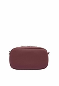 Sac bandoulière rectangulaire bordeaux en matériau texturé avec fermeture éclair, quincaillerie argentée et détails de sangle réglable.