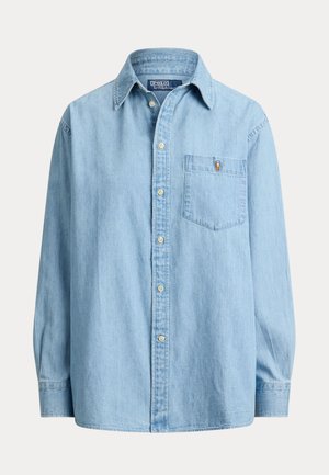 Lyseblå denim skjorte med lange ærmer og knapper, med en brystlomme med et lille broderet logo.