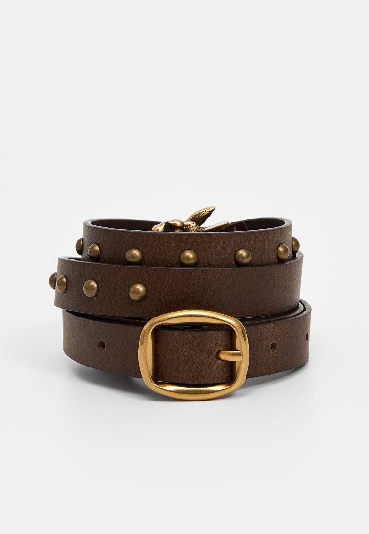 Brązowy skórzany pasek z metalowymi ćwiekami i złotą kwadratową klamrą. Owinięty w wiele pętli, z teksturowaną powierzchnią i klasycznymi elementami metalowymi.