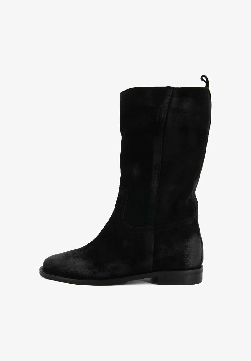 Stivali al ginocchio in suede nero con suola piatta, punta rotonda e design minimalista. Presentano un tassello per una facile calzata. Texture liscia.