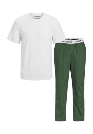 Weißes Baumwoll-T-Shirt mit kurzen Ärmeln und rundem Halsauschnitt, kombiniert mit grünen Nylonhosen mit elastischem Bund und Logoakzenten.