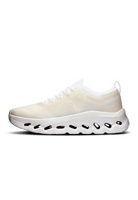 Pantofii sport albaștri cu un superior din plasă respirabilă, talpă intermediară cu amortizare și accente negre pe talpa exterioară. Au un vârf rotund și un design cu șireturi.
