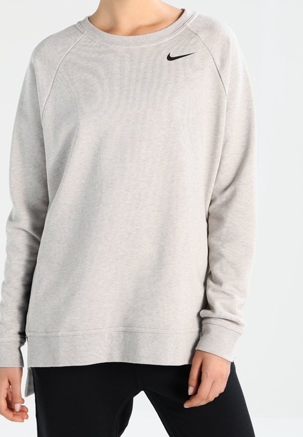 Sweat-shirt gris à col ras du cou et manches longues. Présente un logo Nike noir sur la poitrine. Fabriqué en tissu doux et texturé.