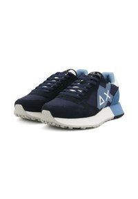 Para granatowych i jasnoniebieskich sneakersów z białymi podeszwami i niebieskimi sznurówkami, z widocznym logo z boku oraz szczegółowym wzorem na podeszwach.