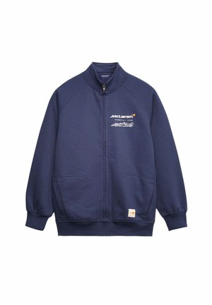 Marineblaue Sweatshirt-Jacke mit Reißverschluss, Raglanärmeln, zwei Fronttaschen und McLaren-Logo; aus weichem, strukturiertem Stoff. Mit orangefarbenen Akzenten.
