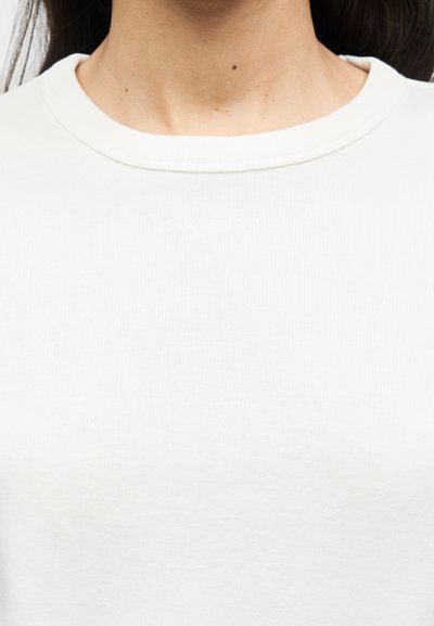 Λευκό βαμβακερό φούτερ με ρίγες, διαθέτει στρογγυλή λαιμόκοψη και διακριτικό ανάγλυφο λογότυπο στο μπροστινό μέρος. Λείο υλικό και άνετη εφαρμογή.