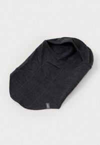 Tejido suave de color gris oscuro con una textura lisa. Presenta una capucha y costuras en ángulo con una pequeña etiqueta de logo en la esquina inferior derecha.