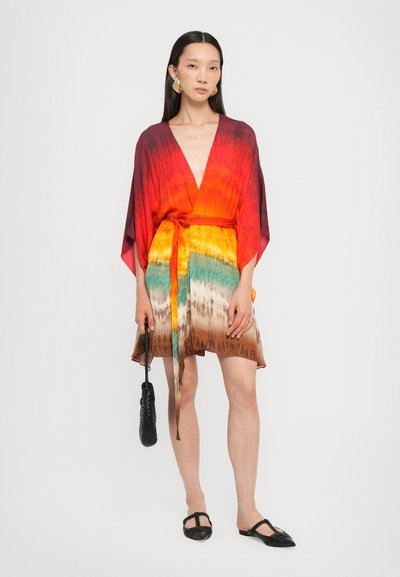 Abito avvolgente multicolore con profondo scollo a V, maniche fluide e cintura da annodare. Il design sfuma dal rosso al giallo, verde e marrone.