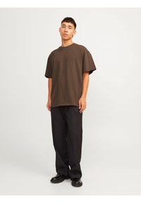 Jack & Jones PREMIUM JPRBLAHARVEY TEE UNISEX - Camiseta básica - chocolate brown