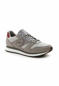 Scarpa sportiva grigia realizzata in materiali mesh e suede, con una suola intermedia bianca, una suola esterna in gomma scura e un'accents rossa sul tallone.