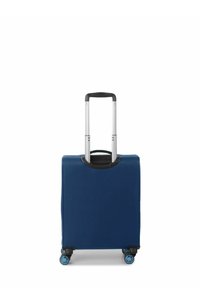 Maleta de tela azul con forma rectangular, mango de aluminio extensible y cuatro ruedas azules. Textura suave sin patrones visibles.