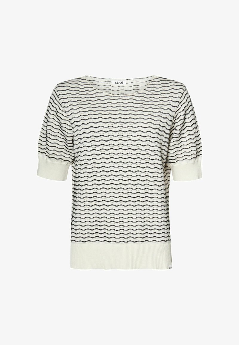 Bela pletena srajca z črnimi valovitimi črtami, kratkimi napihnjenimi rokavi in okroglim izrezom. Teksturni material zagotavlja lahkoten videz.