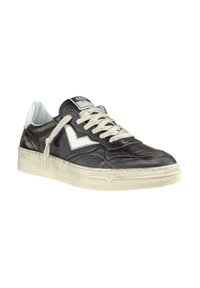 Sneaker nera in pelle con accenti bianchi, punta rotonda, superficie texturizzata, suola in gomma crema e lacci color beige chiaro. Logo sulla linguetta.