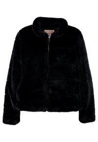 Chaqueta de piel sintética negra con un diseño corto, cuello alto, cierre frontal con cremallera y un patrón acolchado en toda la superficie.